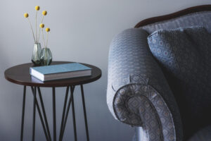 Beistelltisch neben Sofa